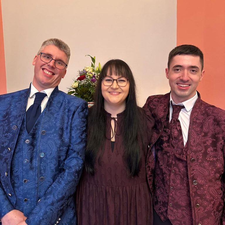 Anke mit Hochzeitspaar Freie Rednerin Anke Hempfling auf der Regenbogenhochzeit von Philipp und Jan.